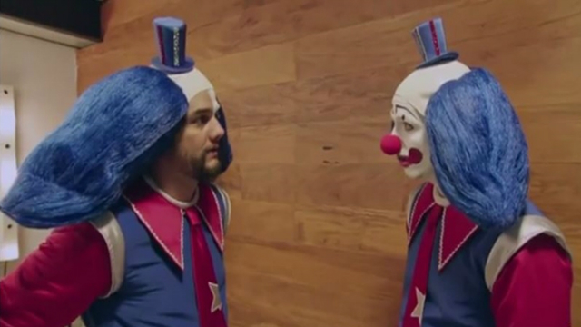 Os amigos fingem uma briga pelo papel do palhaço em um vídeo promocional do filme. Foto: Facebook/Reprodução/ Os amigos fingem uma briga pelo papel do palhaço em um vídeo promocional do filme. Foto: Facebook/Reprodução/