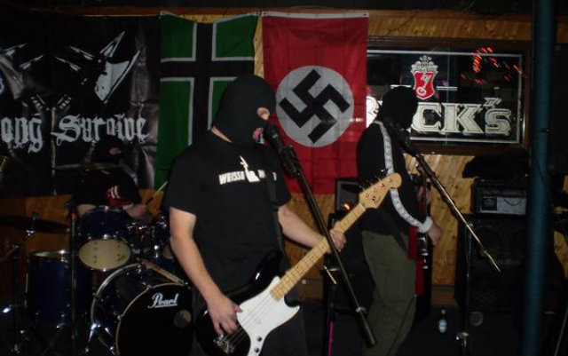 Banda Grand Belial%u2019s Key, citada em levantamento sobre grupos nazistas, em show na cidade de Chicago, nos EUA. Foto: Earth-Dog Lounge/Reprodução/ Banda Grand Belial%u2019s Key, citada em levantamento sobre grupos nazistas, em show na cidade de Chicago, nos EUA. Foto: Earth-Dog Lounge/Reprodução/