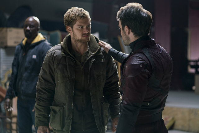 Em primeiro plano, Finn Jones e Charlie Cox enxergam amadurecimento nos personagens me relação a trabalhar em grupo. Foto: Netflix/Divulgação