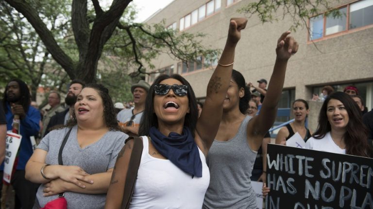 Cerca de 4.000 manifestantes contra o racismo marchavam até o centro de Boston. Foto: AFP/Reprodução/ Cerca de 4.000 manifestantes contra o racismo marchavam até o centro de Boston. Foto: AFP/Reprodução/