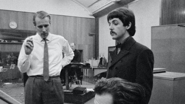 George Martin e Paul McCartney em uma das sessões de gravação. Foto: AFP