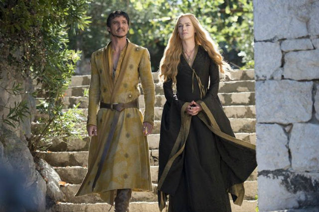 Os trajes de Cersei são enriquecidos com bordados em prata e ouro, muitas vezes em forma de spikes ou detalhes 