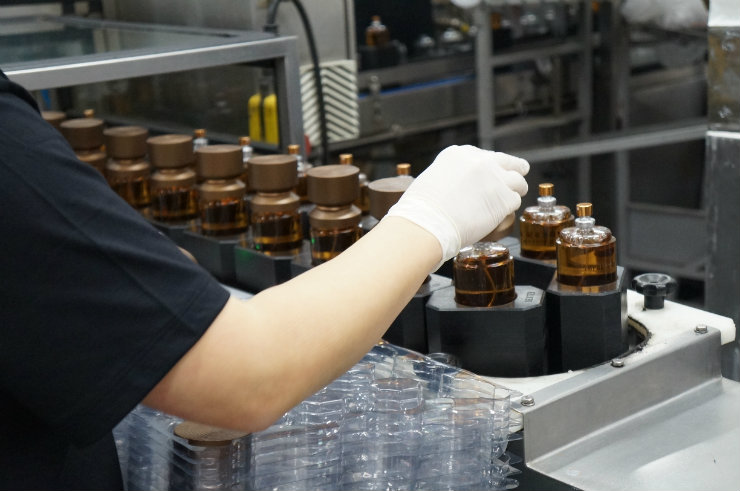 Farmacêuticos, bioquímicos, engenheiros químicos e biólogos trabalham na fabricação dos perfumes, além dos "olheiros" que ditam tendências de moda para criar novas fragrâncias. Foto: Larissa Lins/DP/ Farmacêuticos, bioquímicos, engenheiros químicos e biólogos trabalham na fabricação dos perfumes, além dos "olheiros" que ditam tendências de moda para criar novas fragrâncias. Foto: Larissa Lins/DP/