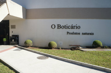 A fábrica em São José dos Pinhais (PR) foi fundada em 1982 e não faz testes em animais desde os anos 2000. Foto: Larissa Lins/DP