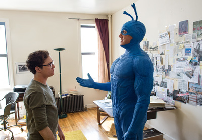  Griffin Newman (Arthur) e Peter Serafinowicz (The Tick) têm boa dinâmica. Foto: Amazon Prime Video/Divulgação 