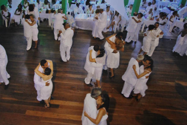Festa da Matinê Branca em 2013, com casais vestidos a rigor. Crédito: Nando Chiappetta/Reprodução Arquivo Lenhadores/ Festa da Matinê Branca em 2013, com casais vestidos a rigor. Crédito: Nando Chiappetta/Reprodução Arquivo Lenhadores/