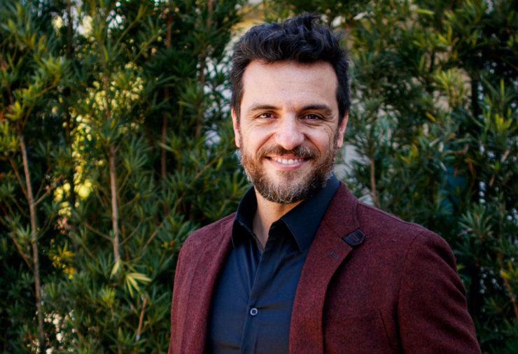 O ator enfrentou desafios para conseguir estabilidade na carreira, o que teria motivado o convite para que estrelasse a campanha do novo perfume, inspirados em homens "mais maduros". Foto: Eudora/Divulgação