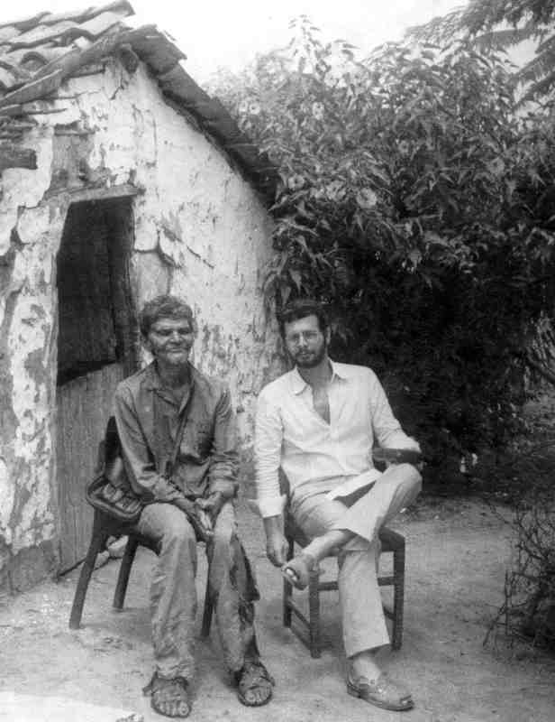 Historiador Frederico Pernambucano de Mello e Manuel Luis Bezerra, castrado por um cangaceiro em Buíque. Crédito: Escrituras/Reprodução/ Historiador Frederico Pernambucano de Mello e Manuel Luis Bezerra, castrado por um cangaceiro em Buíque. Crédito: Escrituras/Reprodução/