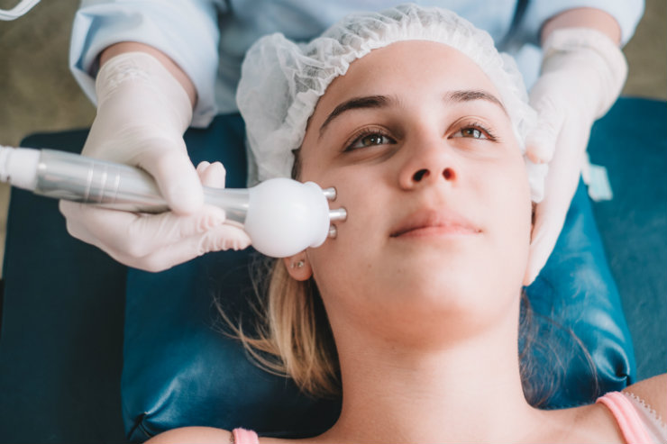 A radiofrequência tem destaque na clínica da fisioterapeuta dermato funcional Andrea Maciel. Combate flacidez e rompe células de gordura. Foto: Andressa Rangel/Divulgação