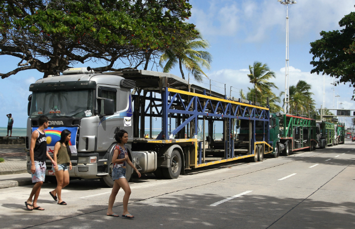 Anteriormente, ve&iacute;culos estavam estacionados na orla de Boa Viagem, na Zona Sul do Recife. Foto: J&uacute;lio Jacobina/DP/Anteriormente, ve&iacute;culos estavam estacionados na orla de Boa Viagem, na Zona Sul do Recife. Foto: J&uacute;lio Jacobina/DP
