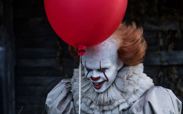 Pennywise de Bill Skarsgår deixa de lado qualquer traço de candura e ingenuidade. Foto: Warner Bros./Divulgação/
