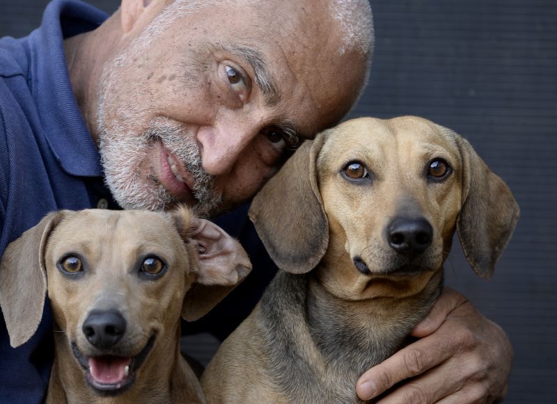Ivaldo Aguiar acredita que valeria a pena pagar caro para tratar os cães: remédio pode ultrapassar R$ 1 mil. Foto: Carlos Vieira/CB/ Ivaldo Aguiar acredita que valeria a pena pagar caro para tratar os cães: remédio pode ultrapassar R$ 1 mil. Foto: Carlos Vieira/CB/