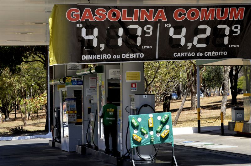 Reajustes constantes promovidos pela Petrobras t&ecirc;m se traduzido em pre&ccedil;os elevados nos postos de revenda. Foto: Marcelo Ferreira/CB/
