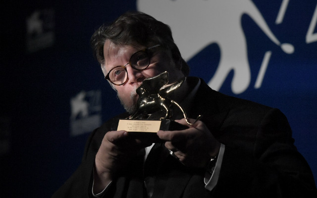 Del Toro dedicou pr&ecirc;mio a "diretores mexicanos e latino-americanos que sonham em fazer algo que passe uma mensagem". Foto: Tiziana Fabi/AFP/