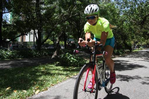 Blusa de gola alta e short acolchoado proporcionam segurança durante a prova e os treinos de ciclismo.
Foto: Marlon Diego/Esp.DP