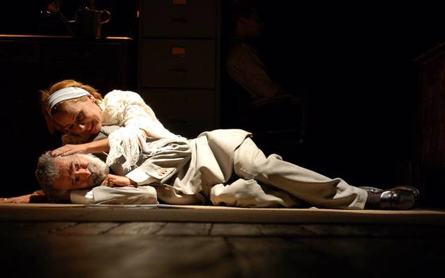 Em cena com a atriz Sandra Rino, na peça "Maçã Caramelada" (2007). Foto: Fernanda Mafra/ Em cena com a atriz Sandra Rino, na peça "Maçã Caramelada" (2007). Foto: Fernanda Mafra/
