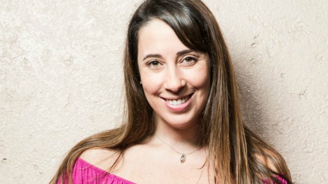Paula Pimenta é autora das sequências Fazendo Meu Filme e Minha Vida Fora de Série. Foto: Léo Drummond/Divulgação/