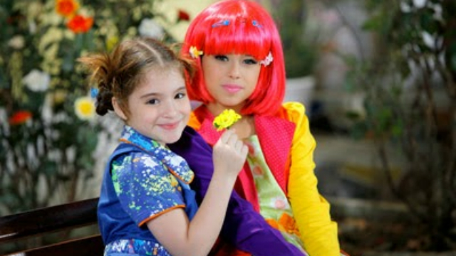 Maria e boneca Laura decidem libertar o pombo-correio de Teca. Foto: SBT/Divulgação/ Maria e boneca Laura decidem libertar o pombo-correio de Teca. Foto: SBT/Divulgação/