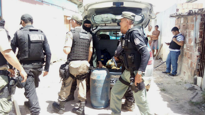 Segundo a polícia, a droga estava escondida em tonéis que estavam soterrados no manguezal. Foto: WhatsApp/Cortesia/Segundo a polícia, a droga estava escondida em tonéis que estavam soterrados no manguezal. Foto: WhatsApp/Cortesia