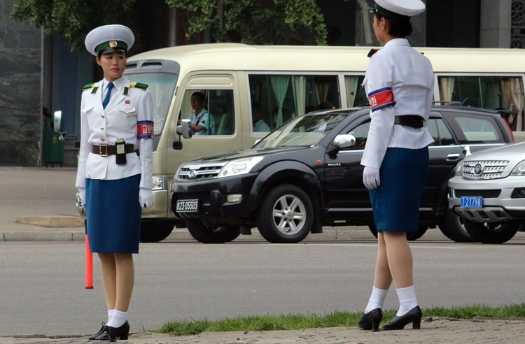 Guardas de trânsito em cruzamento de Pyongyang/ Guardas de trânsito em cruzamento de Pyongyang/