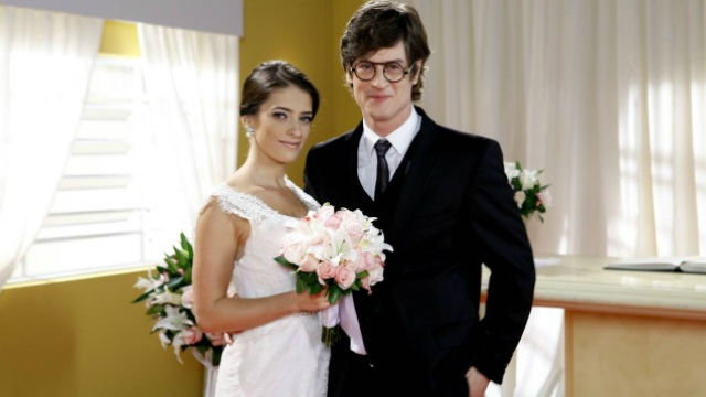 Tobias diz que dará um tempo para ela pensar sobre o  casamento. Foto: SBT/Divulgação/