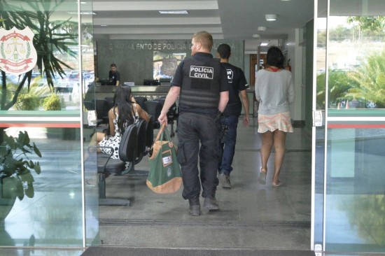 Ao chegarem, elas passam a morar em rep&uacute;blicas administradas pelas cafetinas, tamb&eacute;m travestis, e precisam trabalhar para pagar suas d&iacute;vidas. Foto: Marcelo Ferreira/