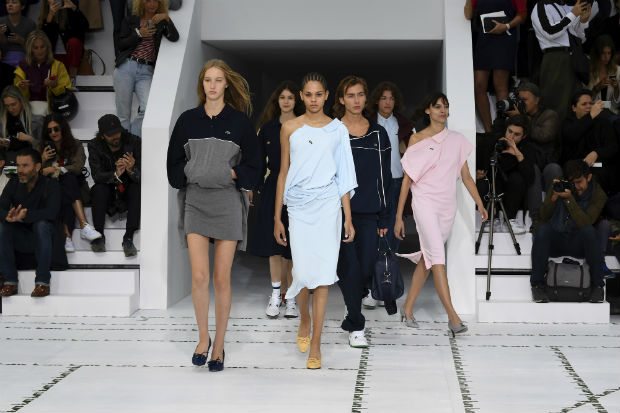 Vestidos longos combinaram com tênis esportivos, camisas polos se transformaram em peças sensuais deixando aparente um dos ombros, além de looks em tecido jeans lavado em conjunto com sapatos de salto alto. Foto:Alain Jocard/AFP/ Vestidos longos combinaram com tênis esportivos, camisas polos se transformaram em peças sensuais deixando aparente um dos ombros, além de looks em tecido jeans lavado em conjunto com sapatos de salto alto. Foto:Alain Jocard/AFP/