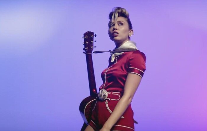 No visual, a artista explora uma estética que passeia entre o country e o início do rock 'n roll. Foto: YouTube/Reprodução/