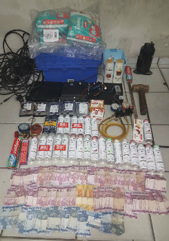 Material encontrado pela polícia na casa de um dos foragidos. Foto: PMPE/Divulgação