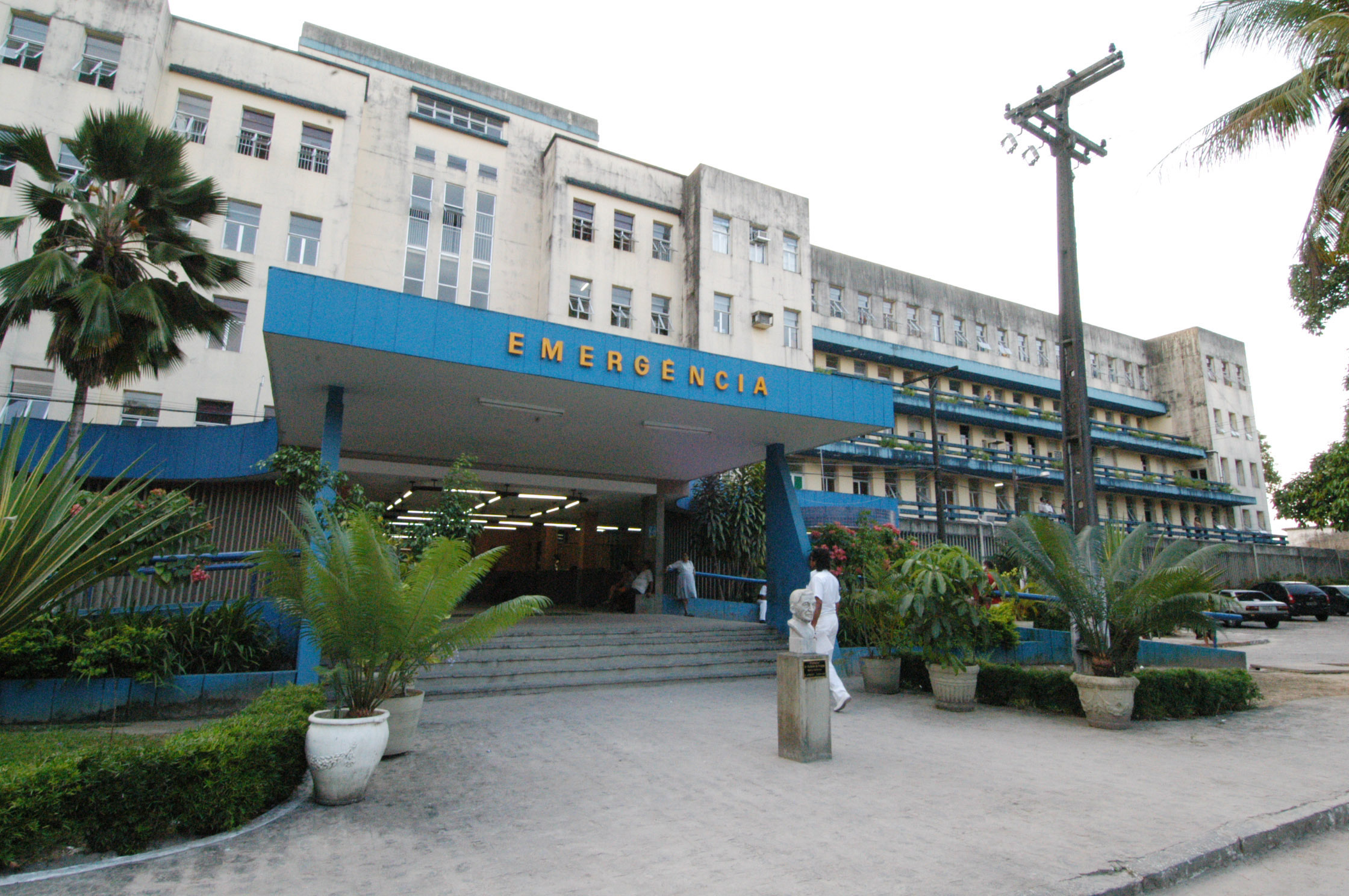 Um quarto jovem baleado foi socorrido com vida para a emerg&ecirc;ncia do Hospital Ot&aacute;vio de Freitas (HOF).  Foto: Ricardo Fernandes/DP