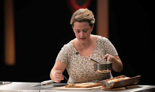 Caroline tem PhD em física e abandonou a carreira para se dedicar ao sonho de ser chef. Foto: Band/Divulgação/ Caroline tem PhD em física e abandonou a carreira para se dedicar ao sonho de ser chef. Foto: Band/Divulgação/