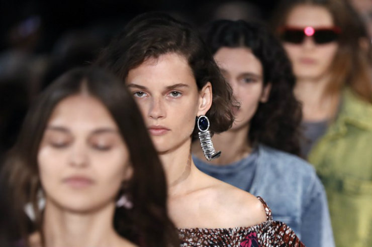 Grandes grifes apresentam suas apostas para a temporada de primavera-verão em Paris, onde as cores e o exotismo têm predominado. Foto: Patrick KOVARIK / AFP/ Grandes grifes apresentam suas apostas para a temporada de primavera-verão em Paris, onde as cores e o exotismo têm predominado. Foto: Patrick KOVARIK / AFP/