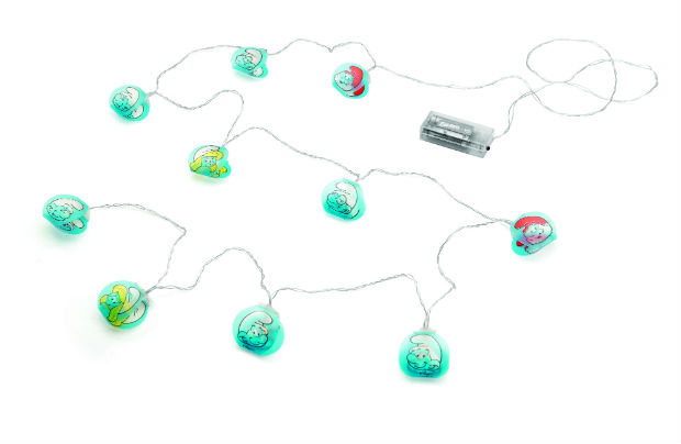 O cordão de luz Smurfs promete ser a sensação do momento. Foto: Ludi/Divulgação/ O cordão de luz Smurfs promete ser a sensação do momento. Foto: Ludi/Divulgação/