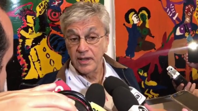Caetano concedeu entrevista coletiva em visita à exposição. Foto: Instagram/Reprodução/ Caetano concedeu entrevista coletiva em visita à exposição. Foto: Instagram/Reprodução/