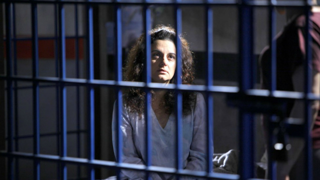 Ernestina vai presa no lugar de Matilde. Foto: SBT/Reprodução/ Ernestina vai presa no lugar de Matilde. Foto: SBT/Reprodução/