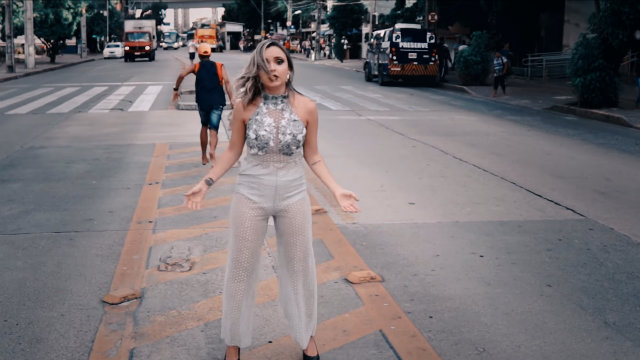 Produção reutiliza os cenários do clipe de Só Da Tu e adapta a letra da música para enumerar casos cotidianos de assaltos. Foto: YouTube/Reprodução/ Produção reutiliza os cenários do clipe de Só Da Tu e adapta a letra da música para enumerar casos cotidianos de assaltos. Foto: YouTube/Reprodução/