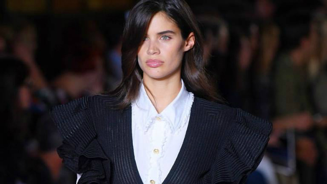 Modelo francesa também já desfilou para marcas como Balmain. Foto: Facebook/Reprodução