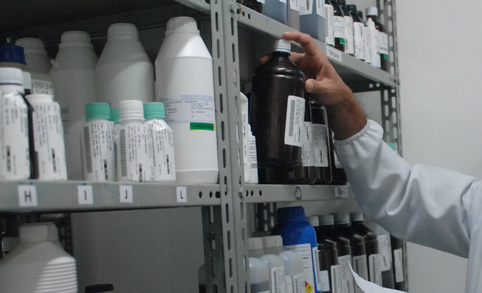 Para que funcione legalmente, as farmácias precisam cumprir cerca de 200 exigências da Anvisa e do órgão de fiscalização do município onde está instalado. Foto: Teresa Maia/DP/