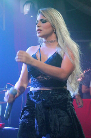 A cantora Rayssa Bacelar de 24 anos é ex-vocalista das bandas Anjo Azul e Santroppê. Foto: Divulgação/Rayssa Bacellar