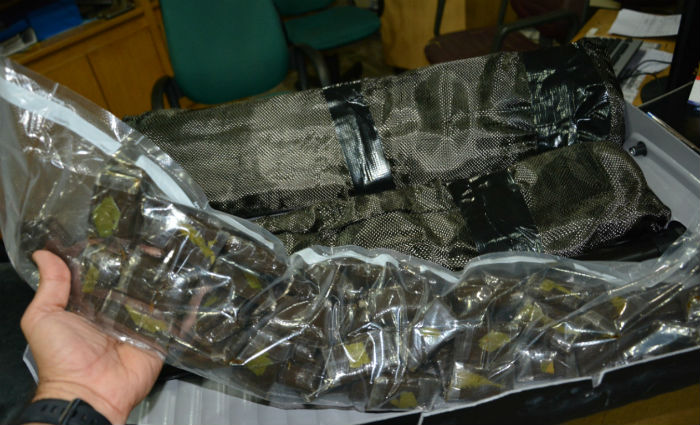 Portuguesa é presa com quase 5 kg de haxixe na mala. Foto: PF/ Divulgação/