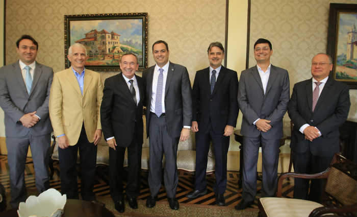 O anúncio foi feito após reunião do presidente da empresa, Clóvis Tramontina (terceiro da esquerda para a direita) participar de reunião com o governador Paulo Câmara e integrantes do governo, no Palácio do Campo das Princesas. Foto: Hélia Scheppa/SEI/ O anúncio foi feito após reunião do presidente da empresa, Clóvis Tramontina (terceiro da esquerda para a direita) participar de reunião com o governador Paulo Câmara e integrantes do governo, no Palácio do Campo das Princesas. Foto: Hélia Scheppa/SEI/