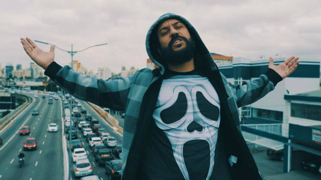 Em Hoje Eu Tô Feliz (Matei o Presidente) 2, Gabriel o Pensador começa com imagens em uma tribo indígena, depois acorda e vai se entregar na delegacia. Foto: YouTube/Reprodução