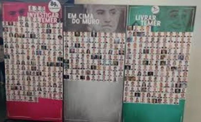 Sobre as fotos est&atilde;o as afirma&ccedil;&otilde;es: ''Investigar Temer'', ''Em cima do muro'' e ''Livrar Temer''/