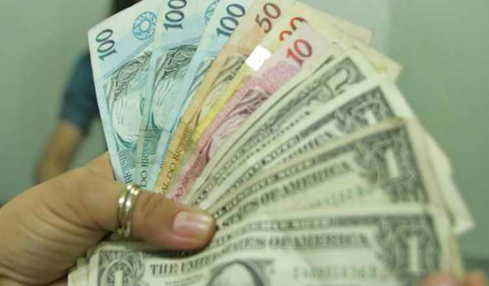 D&oacute;lar e real, moedas dos Estados Unidos e do Brasil/Carlos Silva/CBD.A PRess