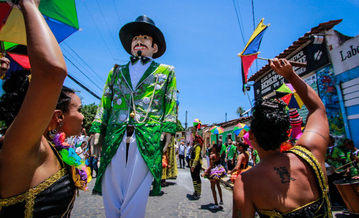 Boneco gigante ganha traje especial para a ocasi&atilde;o. Foto: Thalyta Tavares/Esp DP/