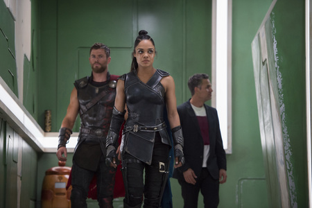 Novidade no elenco, Tessa Thompson (Valquíria) cria uma interessante heroína. Foto: Marvel/Divulgação