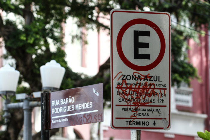 Placas de Zona Azul que autorizam o estacionamento por ate cinco horas, no bairro do Recife Antigos, estão sendo pichadas para que o usuário só permaneça por duas horas. Foto: Paulo Paiva/DP/Placas de Zona Azul que autorizam o estacionamento por ate cinco horas, no bairro do Recife Antigos, estão sendo pichadas para que o usuário só permaneça por duas horas. Foto: Paulo Paiva/DP Placas de Zona Azul que autorizam o estacionamento por ate cinco horas, no bairro do Recife Antigos, estão sendo pichadas para que o usuário só permaneça por duas horas. Foto: Paulo Paiva/DP/Placas de Zona Azul que autorizam o estacionamento por ate cinco horas, no bairro do Recife Antigos, estão sendo pichadas para que o usuário só permaneça por duas horas. Foto: Paulo Paiva/DP