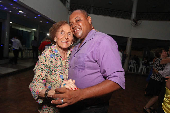 Dorinha e José Carlos se encontram quatro vezes por semana para dançar. Foto: Roberto Ramos/DP