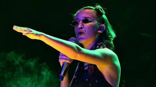 Millie Bobby Brown promove Stranger Things no Jimmy Fallon. Foto: CBS/Reprodução