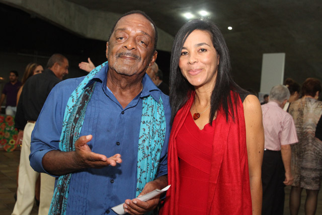 Em texto, ela lembra como Naná coordenou a cerimônia de abertura da festa na capital pernambucana com diversos grupos de maracatu de Baque Solto e de Baque Virado. Foto: Nando Chiapetta/DP/ Em texto, ela lembra como Naná coordenou a cerimônia de abertura da festa na capital pernambucana com diversos grupos de maracatu de Baque Solto e de Baque Virado. Foto: Nando Chiapetta/DP/